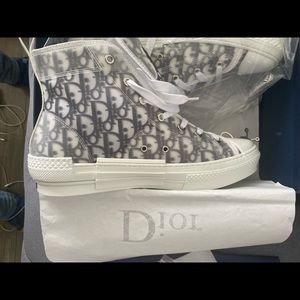 Used Dior Oblique size 12 worn one time only!